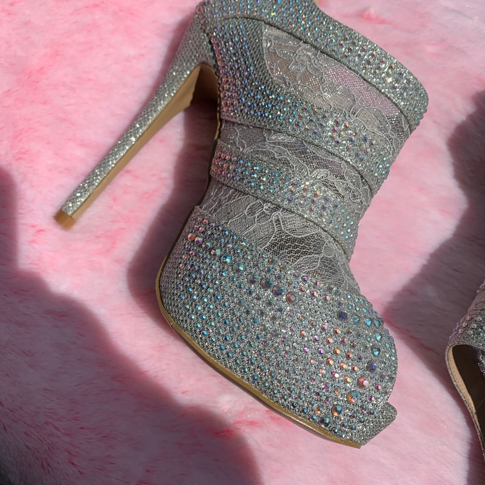 Size 7 heels - Picture 3 of 6